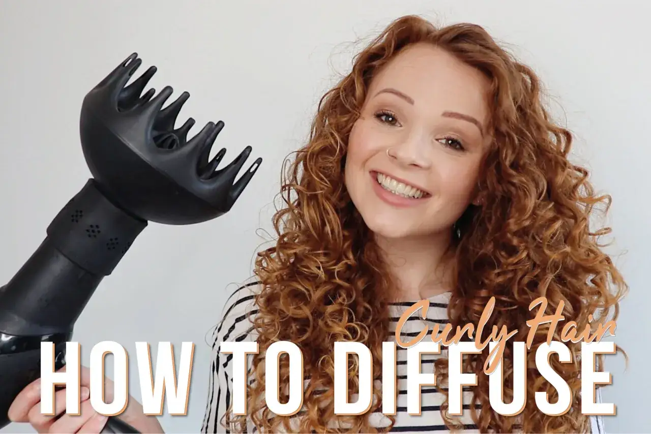 Mujer sonriente con cabello rizado y un difusor. Aprende el método curly para un secado perfecto.