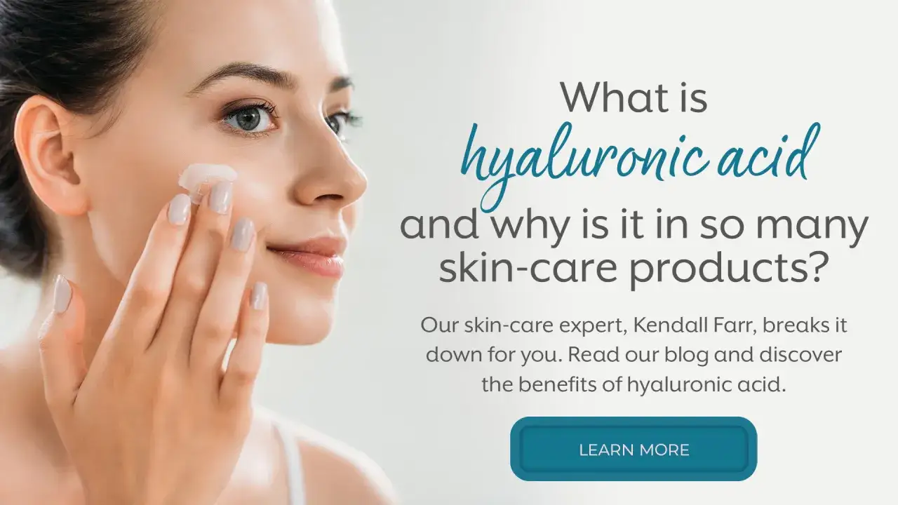 Mujer aplicándose crema facial. Descubre los beneficios del ácido hialurónico para tu piel.
