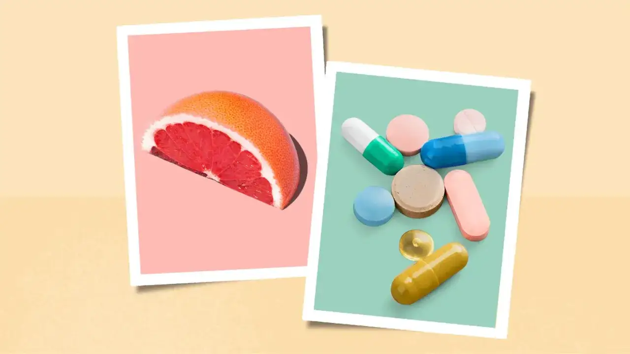 Mitad de pomelo rosado y pastillas de colores. &iquest;Cu&aacute;les son los beneficios del pomelo en ayunas frente a los suplementos?