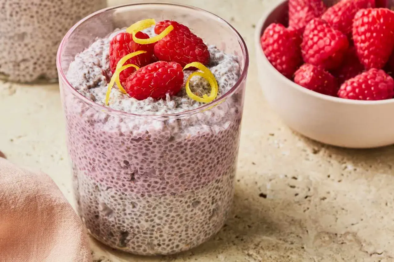 Pudín de chía con frambuesas y ralladura de limón, un postre delicioso que aprovecha los beneficios chia.