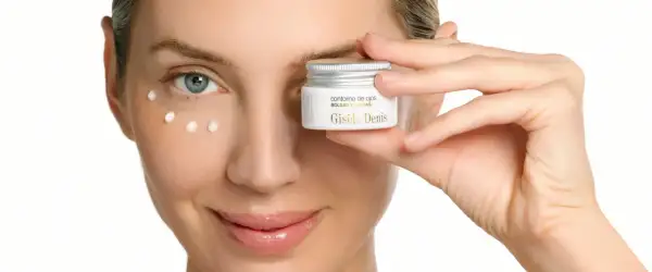 Descubre para qué sirve el contorno de ojos: una mujer aplica puntos de crema Giséle Denis para combatir bolsas y ojeras.