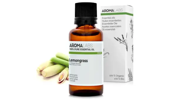 Aceite esencial de Lemongrass, ideal como aceite repelente de mosquitos. Botella de vidrio ámbar con etiqueta blanca y tallos de hierba limón.