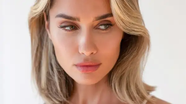 Labios suaves y brillantes, un secreto para saber cómo arreglar labios agrietados.