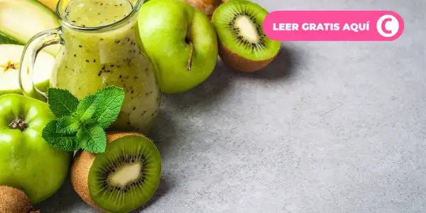 Jarra con batido verde de kiwi y manzana, ideal para un detox que es. Frescura y salud en cada sorbo.