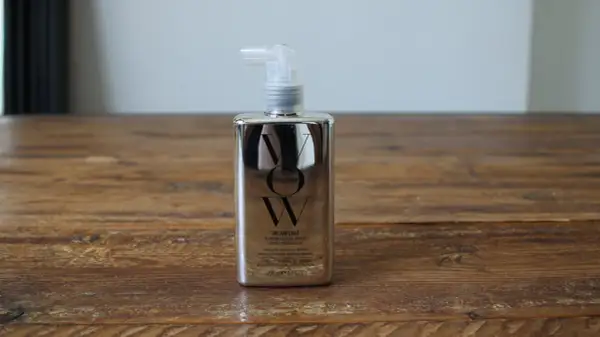 Protector térmico para pelo seco o mojado, spray Color Wow Dream Coat que transforma la textura y protege de la humedad.